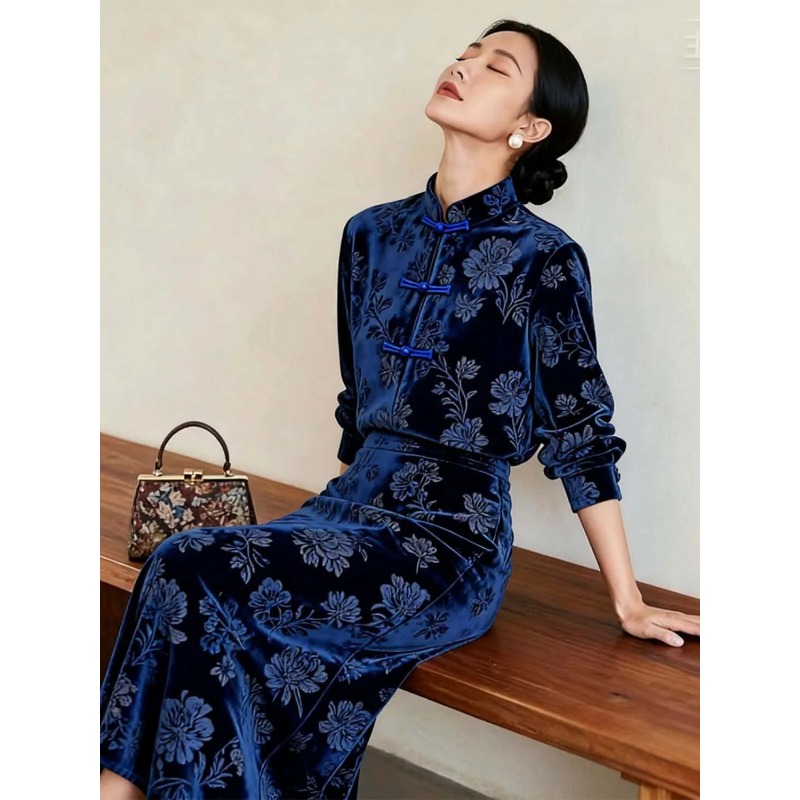 Midi Skirt Floral - ชุดเซ็ตสองชิ้นสำหรับผู้หญิง สไตล์จีนใหม่ ผ้ากำมะหยี่พิมพ์ลายดอกไม้ กระดุมแบบกบ กระโปรงยาวปานกลาง สำหรับฤดูใบไม้ร่วงและฤดูหนาว